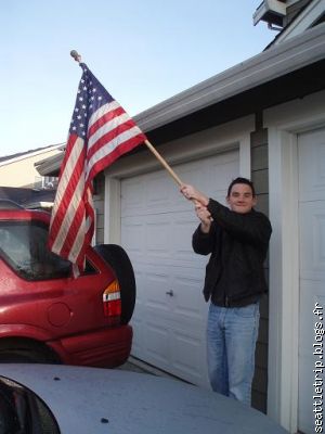 Stephane brandissant le drapeau américain